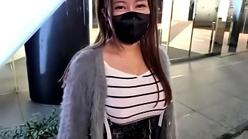 巨乳美女が乳首コリコリ愛撫で感じてM字開脚で噴水のように潮吹き