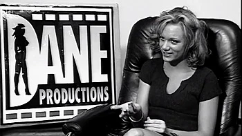 Whore blonde blowing cock in car