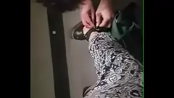 مستريس عربيه تقوم بذل كلبها وخادمها وتشتمه وتسبه في مكان عام الجزء التاني