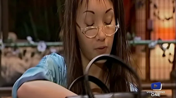 Jolie asiatique et son sosie se font baiser l'une après l'autre