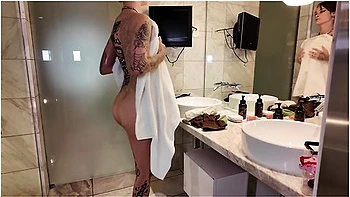 Pussy Stretching Nach Dem Gym Sallydinosaur