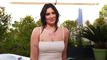 Yoko, secretary in Tokyo, sends her application without shyness! - Jacquie et Michel TV