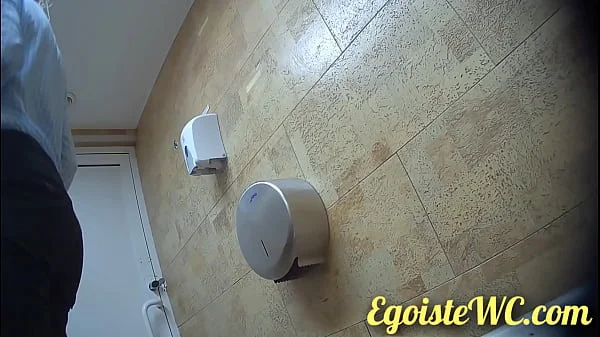 NEW! Everyone to watch! Examining the beautiful vagina of a girl in the toilet! Gorgeous view!