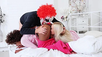 Daisy Lee and Luna Corason share a big peaches