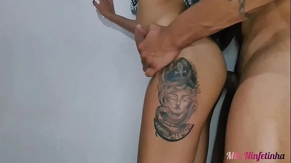 Comendo forte o cuzinho da novinha até encher de leite | Delonsafadorj