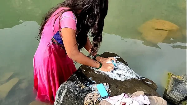 गाव की लड़कि कपड़ा धो रही थी तभी जाकर जबरदस्ती चोदा। उसका mms वीडियो लिक