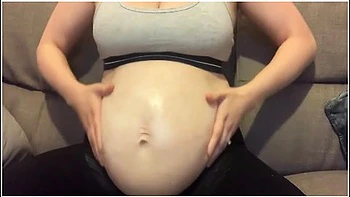 Moisturising My Pregnant Bump With Lotion