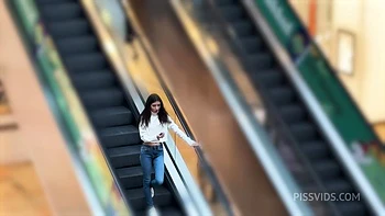 Katty Wetting Jeans And Pee In The Shopping Mall