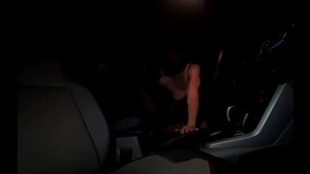 je me tape une pute transexuelle dans la voiture