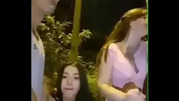 Se ponen a mamar en la calle, intercambian parejas. Swinger