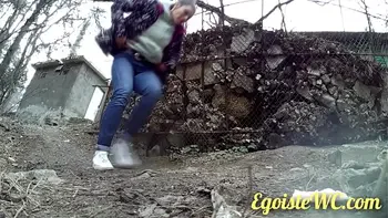 NEW! The beauty wanted to pee unnoticed in the bushes, but we filmed her! Exclusive!