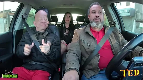 Bruno Diferente entra na carona e tem uma supresa com a mais desejada estrela pornô Elisa Sanches