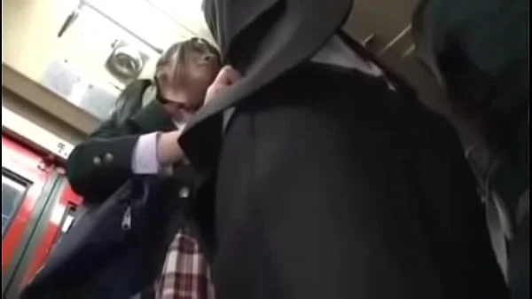 Extraño seduce y coje a colegiala en el bus 4