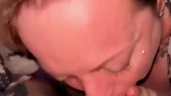 je prend une faciale dans la fourgonette