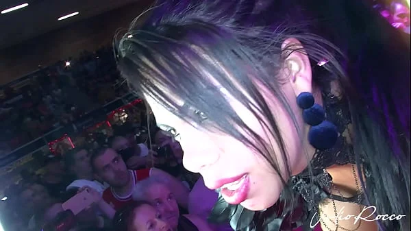 Kesha Ortega jugando con el público