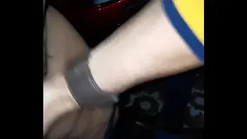 Sesso in garage con la gente del condominio che passa