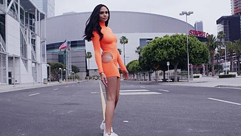 Brunette babe Ariana Marie gets her asshole gapped