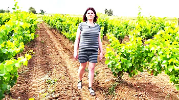 Leila, 37 years old, takes part in a winemaking trio! - Jacquie et Michel TV