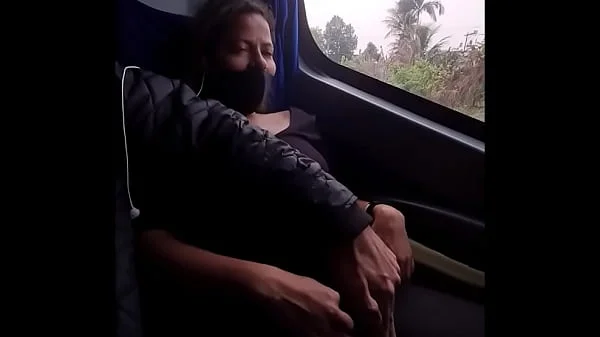 Pedi para um desconhecido tocar uma siririca dentro do onibus para mim ! / Mari e Chell /