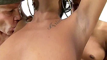 Schwarze Cheerleaderin Fickt Drei Weisse Schwaenze Waehrend Des Trainings