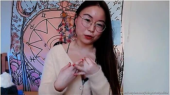 Yiming Curiosity 依鸣 - 2022 新年生活更新应你们要求我说中文啦- 中国留 美女网红主播