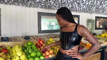 Captain Walker's lustful negotiations - Jacquie et Michel TV