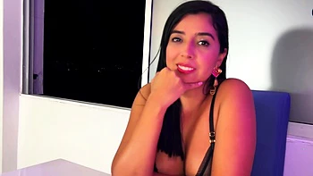 Amateur cougar mummy deep-throats muscle man's large tits,