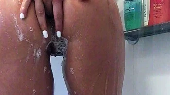 Amateur blonde masturbate when taking shower