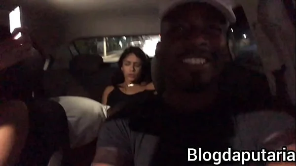 Casal inventa de foder dentro do carro do casal porra loka e acabo dando merda.: