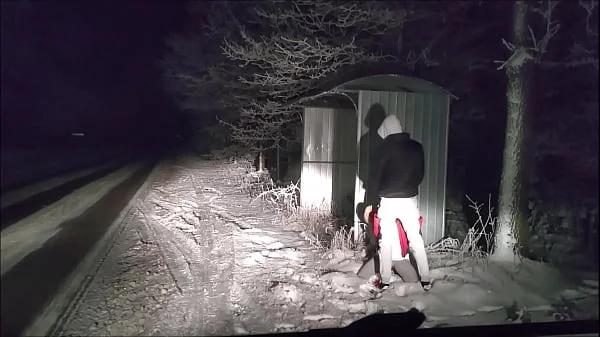 Przyjaciel męża rucha mnie przy drodze odwożąc do domu