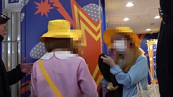 0010506_ベロチュウ 座位 おもちゃなどが含まれている