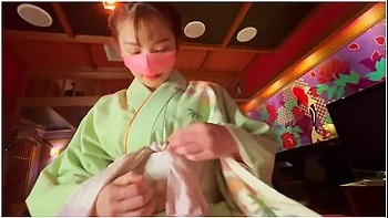 初詣帰りの１９才着物美少女をホtルに連れ込み中出しsexryoyuu素人カッフル//歳の差/女子大生/スタイル抜群/色白/美乳/着物/スマホ撮影/english Subtitles