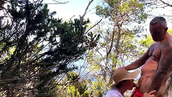 kittie en partie de cul contre un arbre