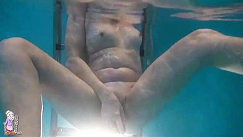 Short-haired mature Jitka plays with her hairy pussy underwater