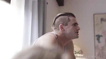 Skinny blonde hottie Mona Wales likes hardcore morning fuck