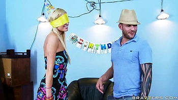 Blonde babe with apple bottom Victoria White jumps on a large dick