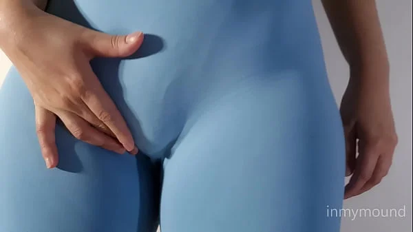 Novinha pacotuda de leggings azul e peitinho durinho se exibindo.