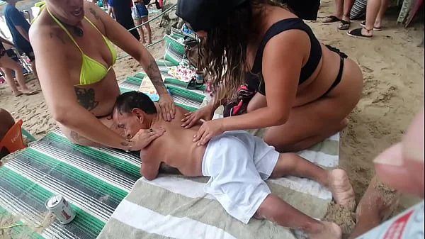 A mulhererada na praia querendo o anão da televisão Zezinho Teves . Paty Bumbum  - Fada Mel  .