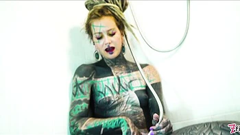 Inked fuck doll Anuskatzz likes touching her hungry shaved pussy