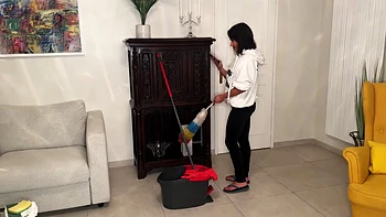 Tiny knows how to put her world at ease ... - Jacquie et Michel TV