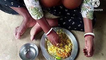 Desi Bhabhi Ne Machhi Chawal Khaya