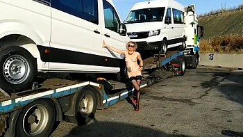 Pornsonick Me Exhibo En El Aparcamiento