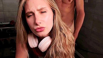 The Understanding Girl Sucked And Gave In The Kitchen