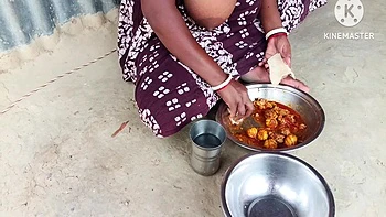 Desi Bhabhi Ne Chicken Ke Sath Roti Khaya Aur Masti Ki