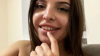 Amateur Babe Exposes Herself Publicly