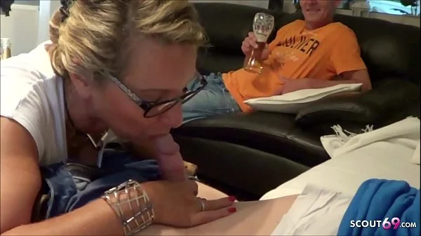 Cuckold Ehemann guckt zu wie reife Ehefrau den Pizza Jungen fickt - German MILF