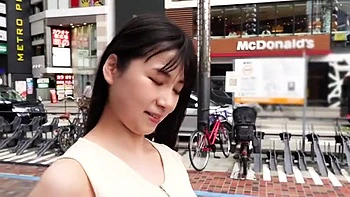 Hカップのグラマーな巨乳美女が熱いキスと潤った舌使いの乳首舐め手コキ