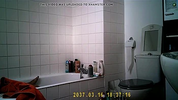 Big ass Aylie cums in bath