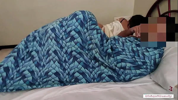 la hermanastra de mi esposa entra a mi cuarto y quiere follar conmigo, no le importa que mi esposa este en la misma cama descansando, PARTE 1 / ChiquiCandy / AbneyZimmer / LeandroZimmer