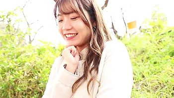 笑顔がキュートな美人妻が乳首愛撫と四つん這い手マンで色っぽく感じる